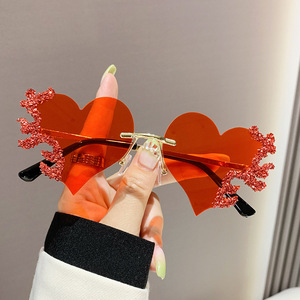 2024新しいヴィンテージセクシーハートカラフルサングラス女性用ラグジュアリーダイヤモンドリムレスサングラスレディースレトロヒップホップクールアイウェア - Product Image 4