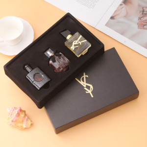 Set di 3 Miniature di Profumo in Confezione Regalo Nera con Collana di Perle Dorate Iconica per le Festività Lunga Durata - Product Image 4