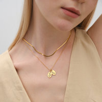 Cynya Collier personnalisé en acier inoxydable avec pendentif ovale en forme de coeur Chaîne à maillons Fleurs de naissance Idée cadeau tendance pour elle