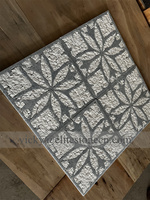 Mosaïque de marbre naturel fait main, motif floral, en pierre de Thassos blanc et bleu argentin, à face fendue, pour crédence murale
