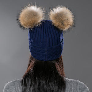 <span class=keywords><strong>Bonnet</strong></span> tricoté d'hiver en gros Chapeaux en laine mélangée personnalisés avec oreilles de chat pour femmes Chapeaux d'hiver avec doublure en polaire avec <span class=keywords><strong>deux</strong></span> pompons en fourrure - Product Image 2