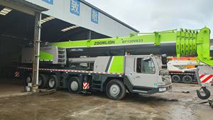 รถเครนเคลื่อนที่มือสอง Zoomlion 130 ตัน รถบรรทุกก่อสร้างที่จำเป็น 25 ตัน ประหยัดน้ำมัน พร้อมมอเตอร์เกียร์ ปั๊ม และแบริ่งเครื่องยนต์ - Product Image 2