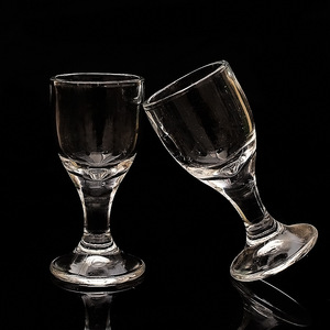Verre à shot miniature à pied courbé pour une seule portion, idéal pour les fêtes - Product Image 3