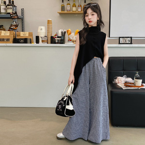 Ensemble 2 pièces tendance pour adolescentes 2026 : Haut asymétrique sans manches noir + Pantalon large à carreaux - Product Image 1