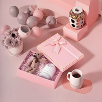 Boîtes cadeaux rigides de poupée en peluche rose avec impression offset de gaufrage de stratification mate de revêtement UV pour les cadeaux cosmétiques de chapeau