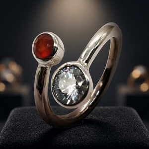 Anillo minimalista de plata 925 con ónix rojo y circonita cúbica engastada en bisel para uso diario. - Product Image 1