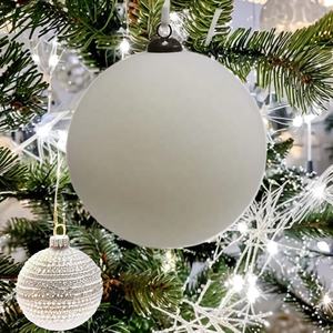 Sfera Natalizia Floccata in Velluto Bianco da 15 cm, Ornamento per Feste e Decorazione per Albero di Natale - Product Image 3