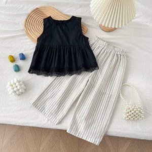 Abbigliamento per <span class=keywords><strong>Bambina</strong></span> 2026 Top Senza Maniche in Pizzo Nero + Pantaloni a Righe Set Casual 2 Pezzi - Product Image 1