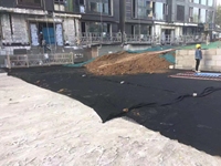 Planche de drainage en plastique HDPE sur mesure avec tissu filtrant pour le drainage des murs de sous-sol et des murs de soutènement