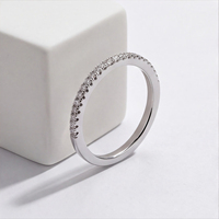 Bague Demi-Cercle Classique Scintillante en Argent Plaqué 925 avec Zircons Cubiques Blancs Denses et Zirconium Cubique Entièrement Sertis – Meilleure Vente