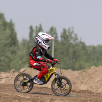 Moto électrique tout-terrain pour enfants, moteur sans balais 653W, batterie lithium 36V 5Ah, autonomie de 25 km, idéale pour la piste, divertissante et compétitive, prix usine