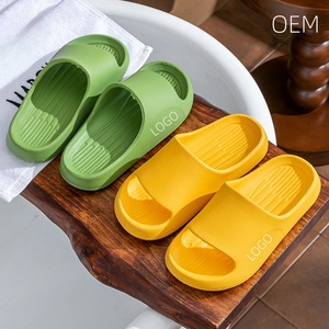 Pantoufles d'intérieur confortables en EVA à logo personnalisé, à bout ouvert, à semelle épaisse, antidérapantes, douces, pour hôtel et maison - Product Image 2