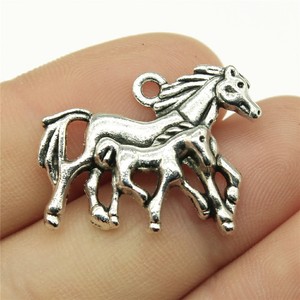 Colgante de Caballo y Potro 28x23mm de Aleación de Zinc Plateado Antiguo para Decoración de Cintas de Exhibición Ecuestre - Product Image 1