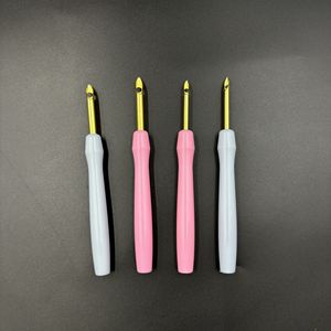 Aguja <span class=keywords><strong>de</strong></span> bordado rusa con mango <span class=keywords><strong>de</strong></span> plástico <span class=keywords><strong>de</strong></span> colores, estilo sencillo, herramienta doméstica para bordado <span class=keywords><strong>de</strong></span> lana, pluma <span class=keywords><strong>de</strong></span> bordado hecha a mano - Product Image 1