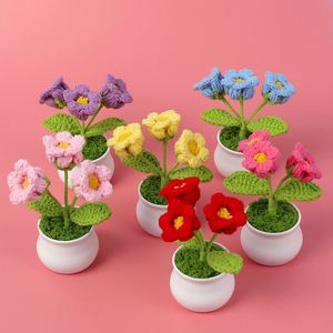 Flores de Ganchillo Hechas a Mano en Oferta, Lirios Coloridos en Maceta, Acabados Tejidos para Decoración de Graduación y Halloween - Product Image 1