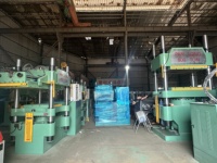 Presse hydraulique certifiée CE 800T pour le moulage par compression de la mélamine, destinée à la fabrication de lavabos de cuisine en mélamine.
