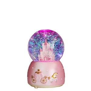 Kerajinan Resin Kustom Snow Globe Castle Water Globe dengan Dekorasi Cahaya Hadiah Souvenir Hari Valentine