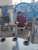 Le PLC contrôle la machine de remplissage et de capsulage de vernis à ongles de mascara de type rotatif automatique