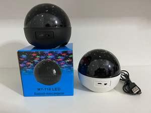 Luce Notturna Decorativa per Camera da Letto Moderna Personalizzabile con Corpo in Plastica Proiezione Cielo Stellato Colorato Dimmerabile a LED a Batteria e con Spina - Product Image 5