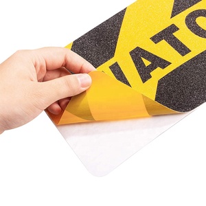 Impresión personalizada "Mira tu paso" y "precaución" Cinta acrílica antideslizante de advertencia con cubierta antideslizante <span class=keywords><strong>para</strong></span> marcadores de seguridad - Product Image 4