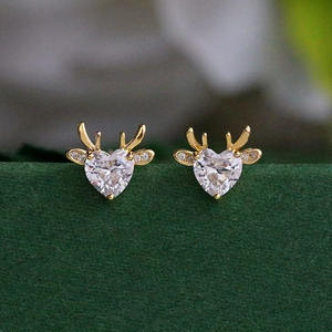 Orecchini a perno placcati oro con cristalli a taglio a cuore per donna, grazioso design a cervo, gioielli regalo, orecchini alla moda in lega - Product Image 4