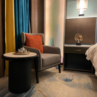 Lit d'hôtel avec tête de lit à accentuations bleu poudré, cadre en bois, base basse, taille Queen, mobilier de chambre pour hôtel et complexe hôtelier de type boutique