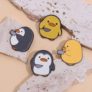 Broche de pingüino y pato amarillo personalizado de fábrica, insignia bonita, pines de esmalte de animales de dibujos animados para niños, amigos y recuerdos - Product Image 1