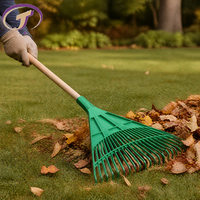 Râteau à feuilles d'automne en plastique vert, design éventail, avec manche en bois, pour le nettoyage saisonnier des pelouses, fournitures de jardin, vente en gros
