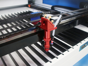 封闭式二氧化碳激光切割雕刻机 1390 二氧化碳激光切割机，用于加工书签和定制钥匙扣 - Product Image 3