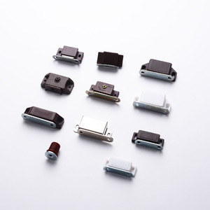 Cierre Magnético para Puerta Dawson Kunpeng, de Plástico y Hierro Galvanizado, con Montaje por Tornillos, para Armarios, Alacenas y Roperos, para Puertas Simples o Dobles - Product Image 1