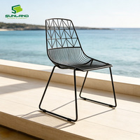 Ensemble de salle à manger d'extérieur industriel 3 pièces : Table HPL et chaises en métal tressé, mobilier résistant aux intempéries pour projets hôteliers et de restauration
