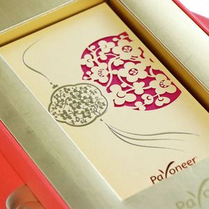 Sobres Rojos de Lujo Vintage para Regalo, Papel Perlado con Tacto de Perla, Paquetes Rojos con Diseño Floral - Product Image 5