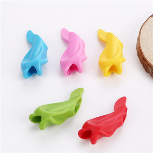 Empuñadura de lápiz de silicona ecológica con diseño de pez y delfín para corrección de escritura de estudiantes para niños - Product Image 5