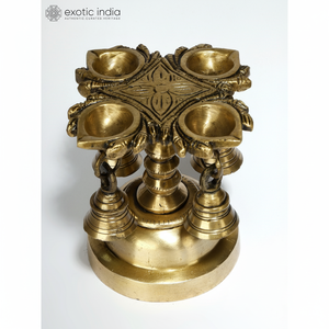 Lampe à huile élégante à quatre mèches en laiton de 4 pouces avec cloches pour la décoration intérieure, les cadeaux et les temples Made In India - Product Image 1