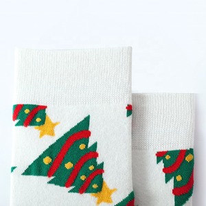 Vente en gros Chaussettes de sport de Noël unisexes Chaussettes de Noël moches avec design de dessin animé Père Noël Chaussettes d'équipage en coton Offre Spéciale pour hommes et femmes - Product Image 3