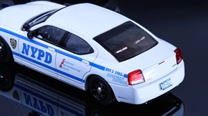 64 pour New York Po Highway Patrol HWY Semi-Concealed E Car 08 Steed 1:64 Scale Aluminum Alloy Diecast Toy - Product Image 2