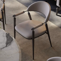 Chaise de salle à manger moderne de style nordique avec dossier incurvé en cuir PU et structure métallique beige, idéale pour les banquets commerciaux, les hôtels, les mariages, les maisons, les appartements et les restaurants