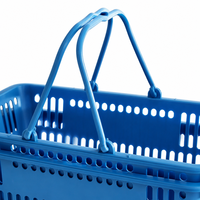 Chariot de courses durable de type boutique avec cadre tubulaire courbé argenté et panier en maille circulaire pour supermarché