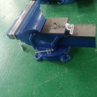 Étau d'établi robuste en fonte avec base pivotante pour le serrage d'objets de travail en atelier