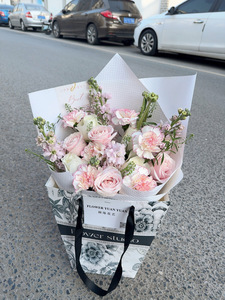 Bolsas de Papel Trapezoidales de Lujo Personalizadas con Asa de Cinta Larga para Ramos de Flores de Boda, Venta al Por Mayor - Product Image 1