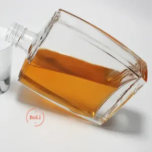 Directo de fábrica 550ml 750ml botella de vidrio cuadrada para destilación de Ginebra soporte de exhibición de tequila destilador de alcoholes con corcho