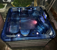 Quadratischer 6-Personen-Hotel-Spa-Außenwhirlpool mit Fernseher, blauer Acryl-Freistehender Whirlpool, Kryotherapie mit Smart-TV