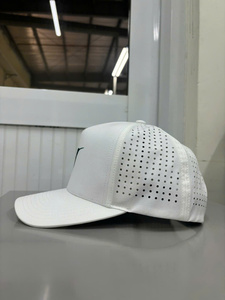 Gorra de Golf Personalizada al por Mayor con Corte Láser, 5 Paneles, Poliéster Impermeable, con Logotipo de Parche Tejido Personalizado - Product Image 3