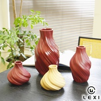 Set Vas Keramik LEXI Diagonal Swirl Fluted 4 Buah Warna Burgundy Cream Matte, Vas Bunga Dekorasi Rumah yang Tahan Lama untuk Rak Mantel
