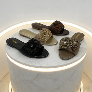 Pantoufles d'été confortables à bout rond - Style à enfiler à talon unique. Belles et confortables pantoufles à motif de fleurs en diamant. - Product Image 2