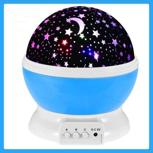 Lámpara Nocturna Giratoria LED con Cielo Estrellado, Lámpara de Mesa Decorativa Creativa, Proyector con Alimentación por Batería/USB, Regalo para Niños - Product Image 4