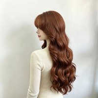 Perruque brune bouclée, avec une frange fine de style français, une coiffure lâche et sans nœuds, idéale pour un usage quotidien.