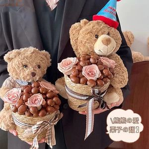 Ensemble cadeau d'automne Chestnut Bear Hug Bucket - Arrangement floral dans un panier tissé avec un ours en peluche, un chapeau d'anniversaire, un panier ours DIY - Product Image 3