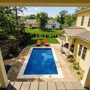 Piscina Rectangular Prefabricada de Fibra de Vidrio ODM Personalizada para Villa de Lujo con Jardín Premium - Product Image 2