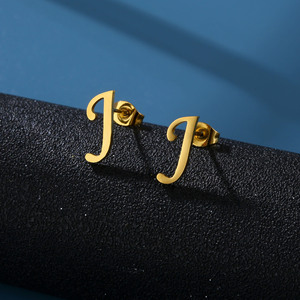Pendientes de tuerca con letras del alfabeto de acero inoxidable chapados en oro a la moda impermeables <span class=keywords><strong>ARETA</strong></span> 26 iniciales pendientes de joyería para mujer - Product Image 6
